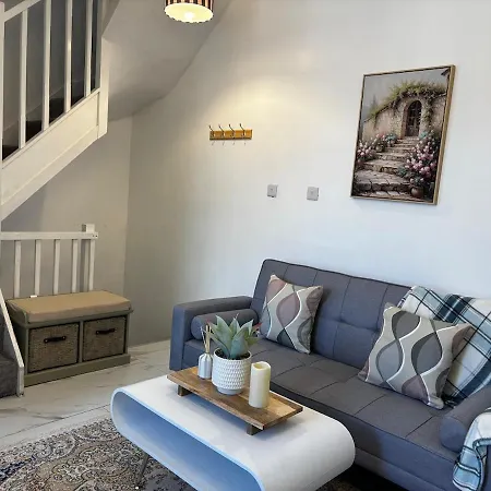 Stylish Stay, Sleeps 3, Free Parking *